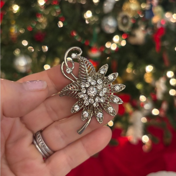 Vintage Elegant Silver Spray of Clear Rhinestones Floral Brooch - Picture 4 of 8